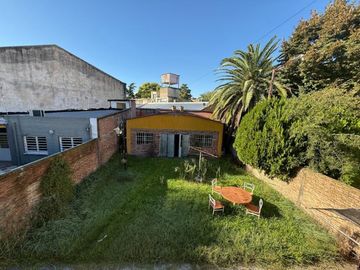 CASA CON LOCAL AL FRENTE EN ADROGUE Y GRAN TERRENO