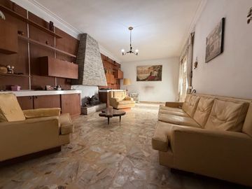 CASA CON LOCAL AL FRENTE EN ADROGUE Y GRAN TERRENO