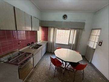 CASA CON LOCAL AL FRENTE EN ADROGUE Y GRAN TERRENO