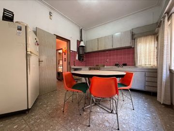 CASA CON LOCAL AL FRENTE EN ADROGUE Y GRAN TERRENO