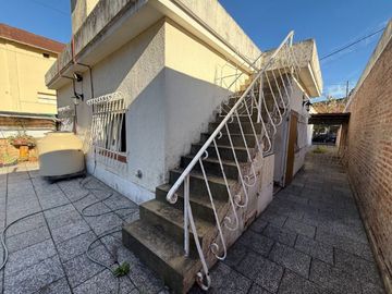 CASA CON LOCAL AL FRENTE EN ADROGUE Y GRAN TERRENO