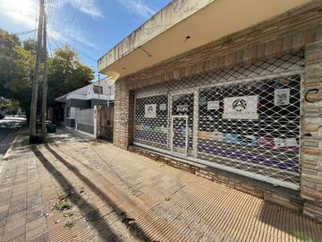 CASA CON LOCAL AL FRENTE EN ADROGUE Y GRAN TERRENO