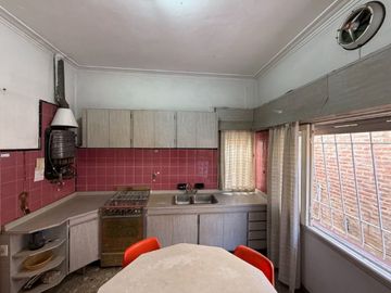 CASA CON LOCAL AL FRENTE EN ADROGUE Y GRAN TERRENO
