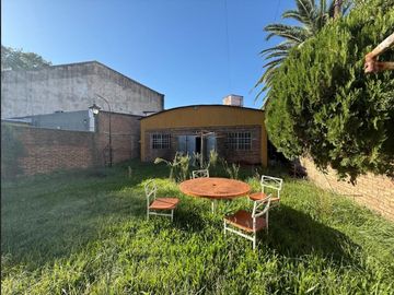 CASA CON LOCAL AL FRENTE EN ADROGUE Y GRAN TERRENO