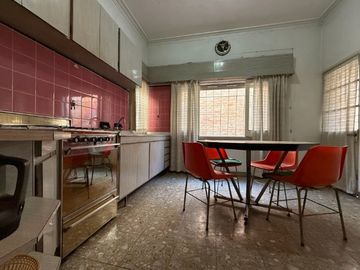 CASA CON LOCAL AL FRENTE EN ADROGUE Y GRAN TERRENO
