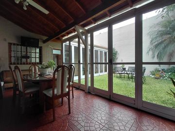 Venta Casa 3 ambientes con local al frente, quincho y jardín -  San Martín