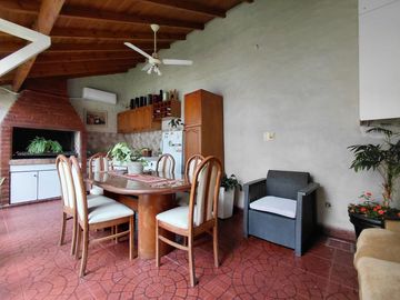 Venta Casa 3 ambientes con local al frente, quincho y jardín -  San Martín