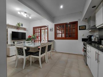 Venta Casa 3 ambientes con local al frente, quincho y jardín -  San Martín