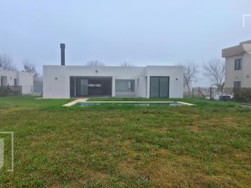 Casa en Venta | San Sebastián Área 1 | 3 Dormitorios | Pileta | A Estrenar