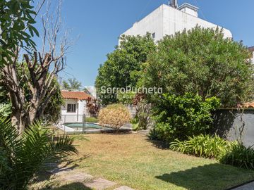 Venta casa con gran lote en área central en Haedo Norte
