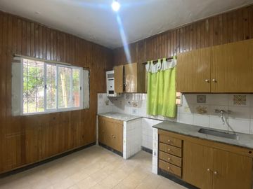 Venta: casa de 2 dormitorios con gran terreno. A reciclar.