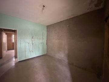 Venta: casa de 2 dormitorios con gran terreno. A reciclar.