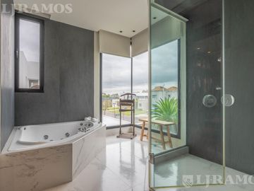 Casa con 4 dormitorios en venta y/o alquiler en Barbarita