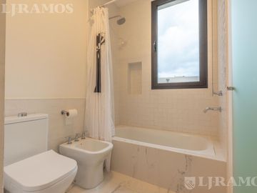 Casa con 4 dormitorios en venta y/o alquiler en Barbarita