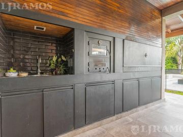 Casa con 4 dormitorios en venta y/o alquiler en Barbarita