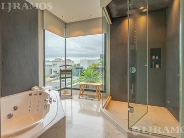 Casa con 4 dormitorios en venta y/o alquiler en Barbarita
