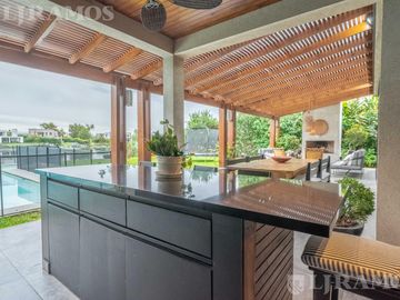 Casa con 4 dormitorios en venta y/o alquiler en Barbarita