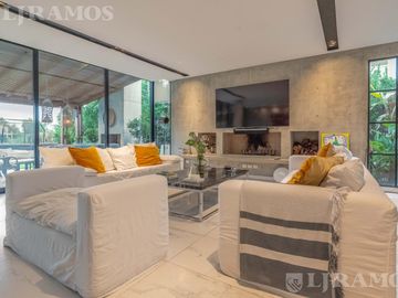 Casa con 4 dormitorios en venta y/o alquiler en Barbarita