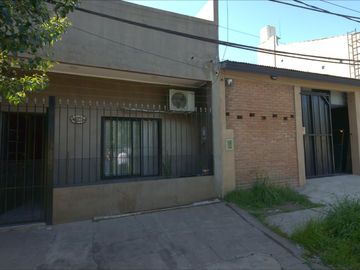 Venta en block de Local comercial y departamentos en Ciudad Evita - Inversion para renta