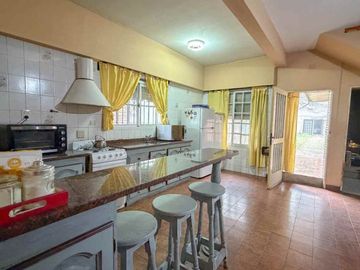CASA MULTIFAMILIAR 7AMB + CASA 4AMB EN VENTA
