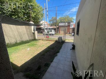 Venta de casa 4 ambientes con cochera en Wilde