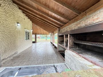 CASA QUINTA SOBRE TRES LOTES | 2.250 m² DE TERRENO | PILETA | LA LONJA, PILAR