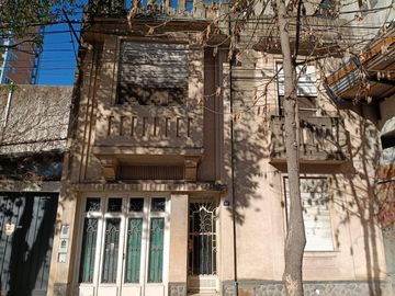 CASA DE ESTILO A RECICLAR EN BARRIO LOURDES – 176 m² – Gran Potencial, Cochera y Terraza