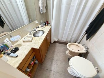 Venta departamento de cuatro dormis, vista al rio y cochera. Apto credito en barrio martin, Rosario.