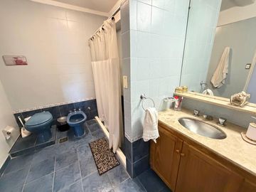Venta departamento de cuatro dormis, vista al rio y cochera. Apto credito en barrio martin, Rosario.
