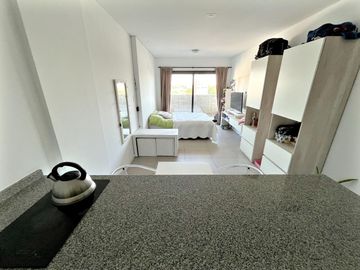 VENTA: monoambiente con balcón al frente y amenities. Barrio Echesortu, Rosario
