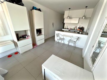 VENTA: monoambiente con balcón al frente y amenities. Barrio Echesortu, Rosario