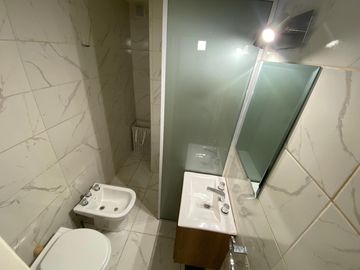Dpto con patio propio en excelente ubicación