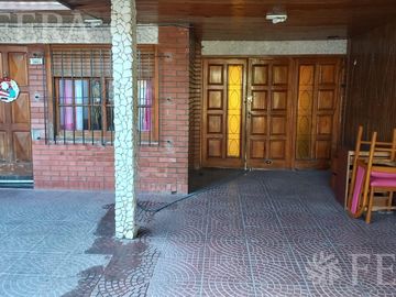 Venta de Chalet 3 ambientes en  Wilde con jardin, pileta y local