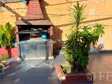 Venta de Chalet 3 ambientes en  Wilde con jardin, pileta y local