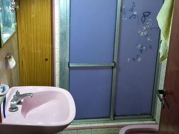 Venta de Chalet 3 ambientes en  Wilde con jardin, pileta y local