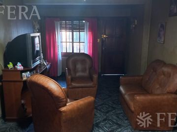 Venta de Chalet 3 ambientes en  Wilde con jardin, pileta y local