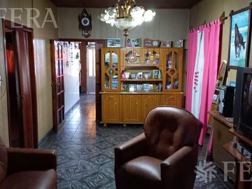 Venta de Chalet 3 ambientes en  Wilde con jardin, pileta y local