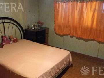 Venta de Chalet 3 ambientes en  Wilde con jardin, pileta y local