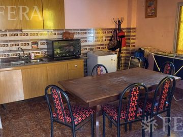Venta de Chalet 3 ambientes en  Wilde con jardin, pileta y local
