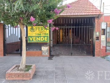 Venta de Chalet 3 ambientes en  Wilde con jardin, pileta y local