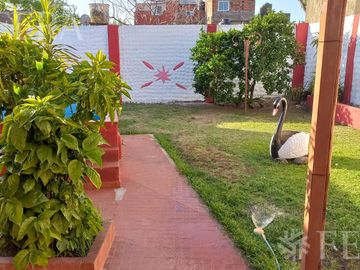 Venta de Chalet 3 ambientes en  Wilde con jardin, pileta y local