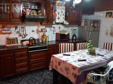 Venta de Chalet 3 ambientes en  Wilde con jardin, pileta y local