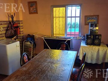 Venta de Chalet 3 ambientes en  Wilde con jardin, pileta y local