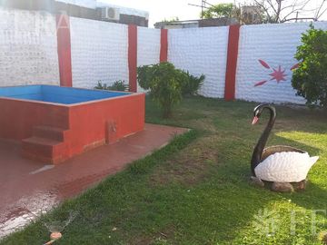 Venta de Chalet 3 ambientes en  Wilde con jardin, pileta y local