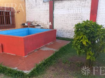 Venta de Chalet 3 ambientes en  Wilde con jardin, pileta y local