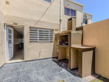 Casa en Ciudad Evita - Duplex - 2 dormitorios - cochera