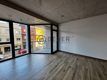En venta ambiente al frente con balcon a estrenar, Guemes