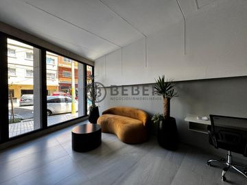 En venta ambiente al frente con balcon a estrenar, Guemes