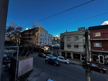 En venta ambiente al frente con balcon a estrenar, Guemes