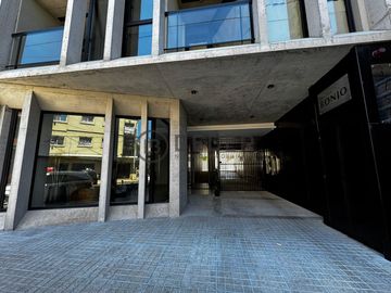 En venta ambiente al frente con balcon a estrenar, Guemes